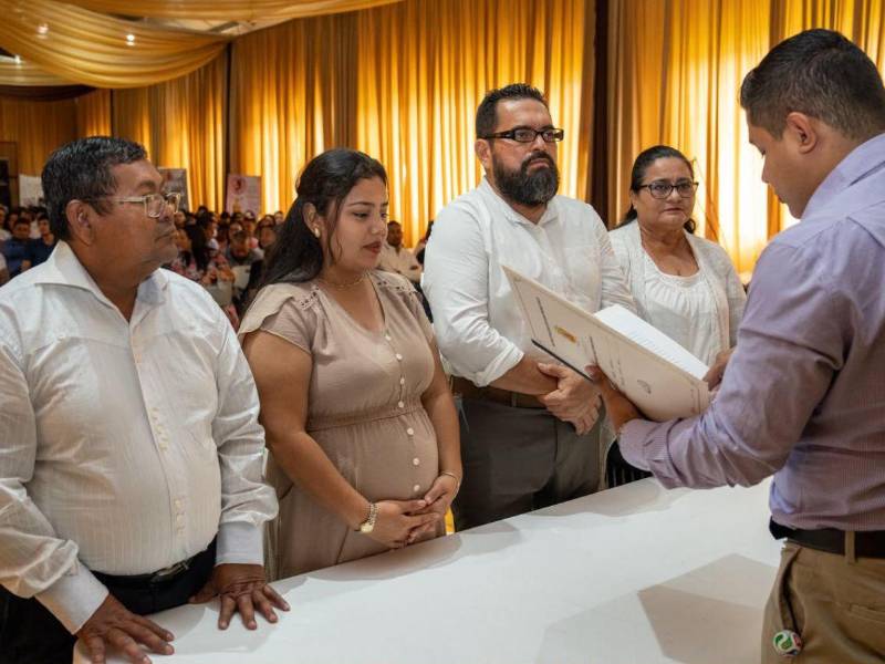 La ceremonia civil es solemne y se están realizando en plaza Las Banderas.