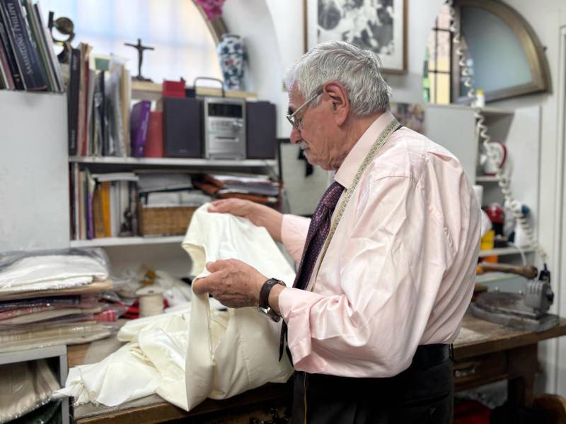 El sastre Raniero Mancinelli, de 86 años, corta y cose a mano, en su icónica tienda del centro de Roma.