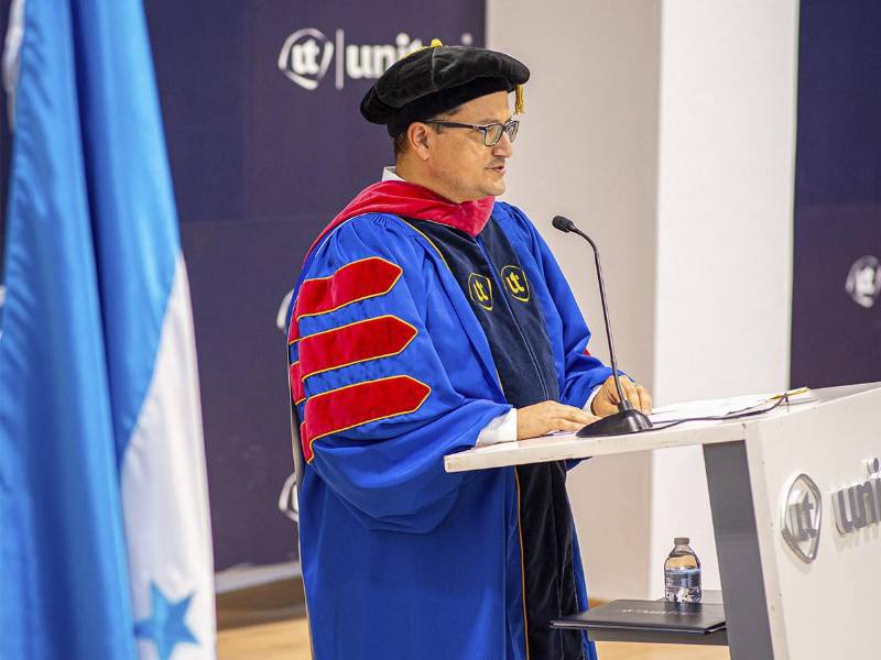 Javier Salgado, Vicerrector Académico de CEUTEC, dedicando palabras de aliento a los graduados.