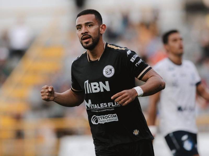 Alejandro Reyes en uno de sus partidos con el Sporting en Costa Rica.
