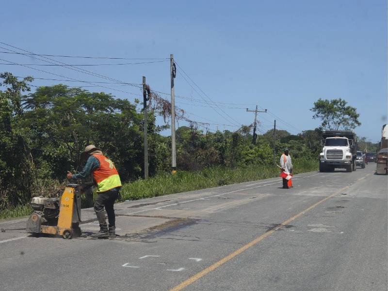 En el municipio de Omoa, Cortés, los trabajos avanzan; sin embargo, la carretera presenta grandes agujeros a lo largo de su extensión.