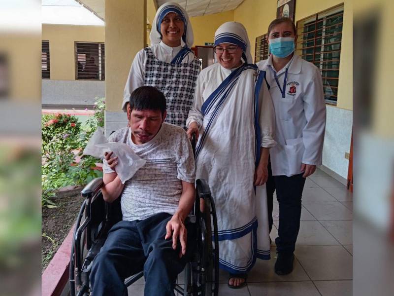 Hermanas del hogar Don de Jesús recibien con alegría a Jorge Mejía.