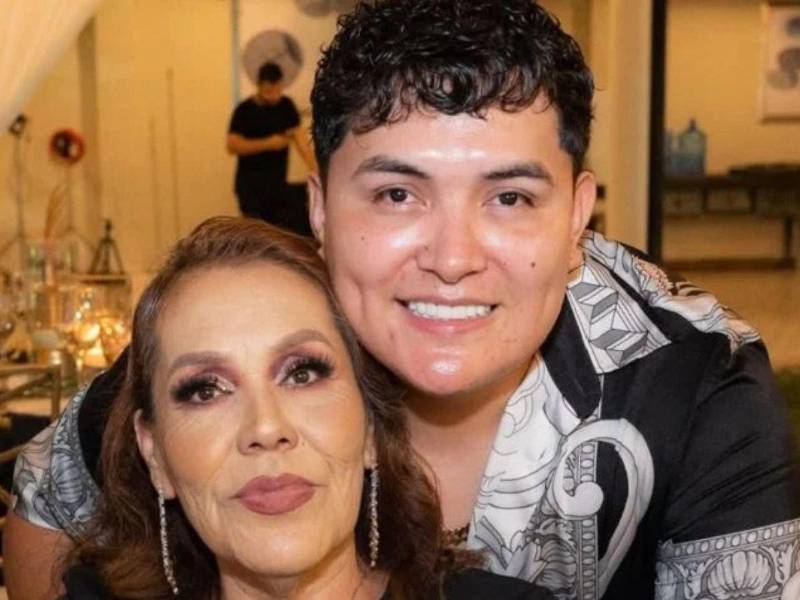 Abraham Luna, junto a su fallecida madre.