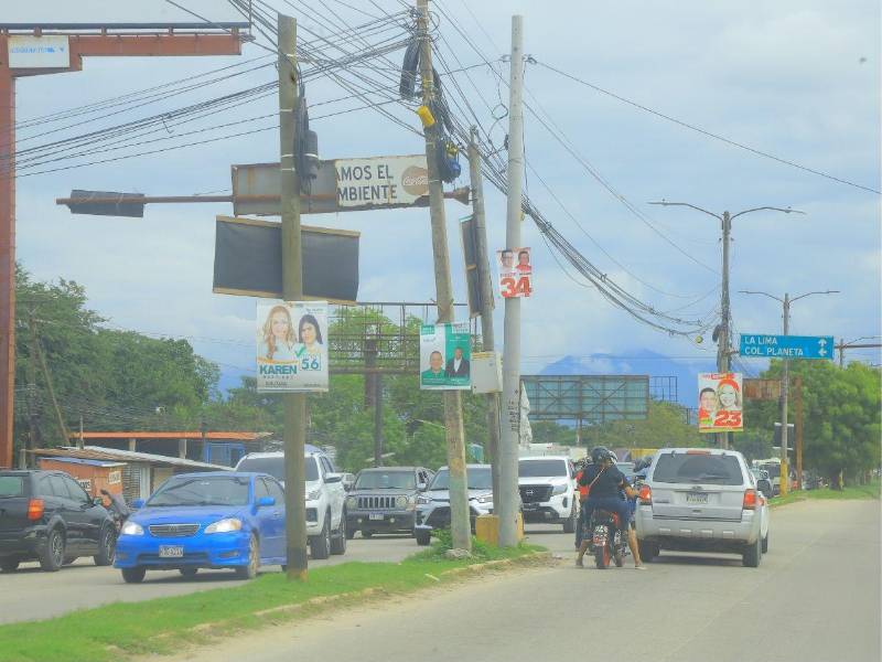 Las elecciones generales se celebraron el 30 de noviembre en Honduras y, pese a que existe una normativa vigente que establece el retiro de propaganda política 30 días calendario después de celebrados los comicios, las imágenes de los candidatos continúan “adornando” distintos puntos de San Pedro Sula.