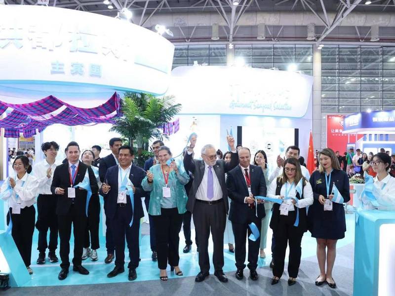 El momento simbólico del corte de cinta marca oficialmente la apertura del camarón hondureño al mercado chino, un logro fruto de la cooperación diplomática.