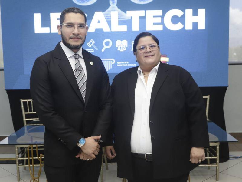 Diógenes Martínez, director de la carrera de Derecho UTH y Selene Hernández, presidenta del colegio de abogados capítulo San Pedro Sula.