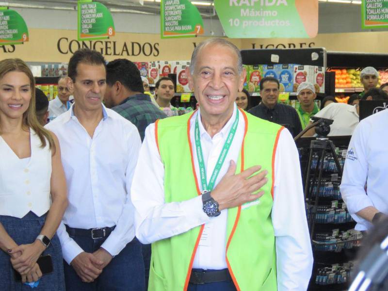 Leonel Giannini, presidente ejecutivo de Supermercados La Colonia, durante el evento de inauguración.