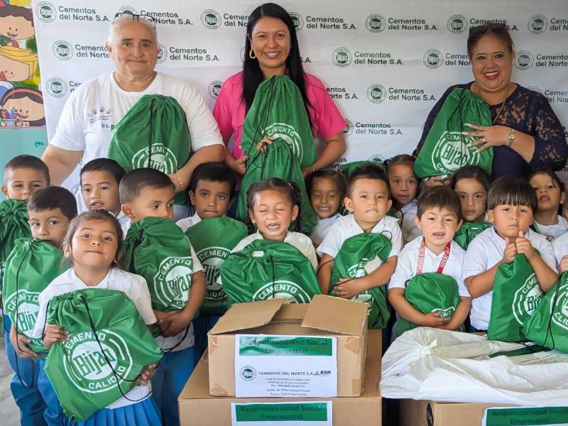 Niños de escuelas comunitarias son parte de los programas de educación de Cenosa.