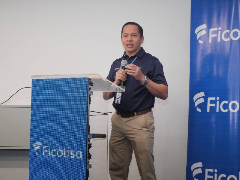 Marlon Castillo, Gerente de Banca Empresarial, Zona Norte, Banco Ficohsa, durante la rueda de prensa.