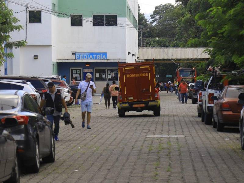 Una unidad del Cuerpo de Bomberos ingresa al área de emergencia del hospital Mario Rivas.