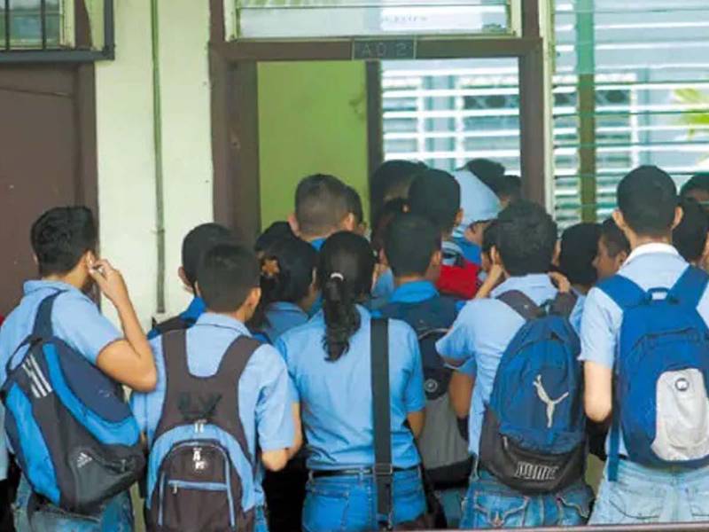 Estudiantes de la modalidad de fines de semana asisten a clases como una alternativa para continuar su formación académica mientras cumplen con sus responsabilidades laborales y familiares.