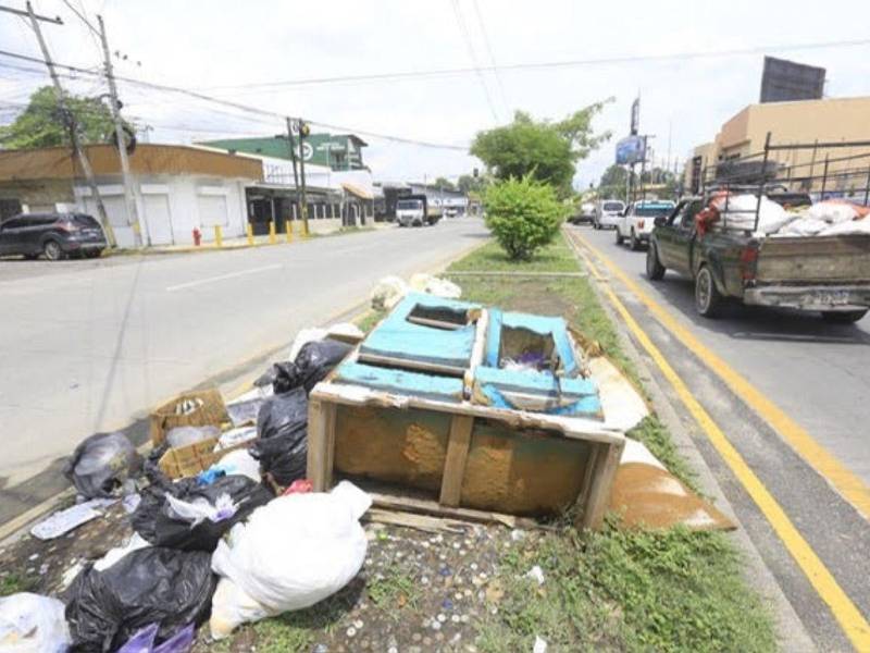 Así se encuentra la mediana de la avenida Júnior. Los vecinos denuncian que esos pedazos de mueble llevan meses en ese lugar a vista y paciencia de todos.