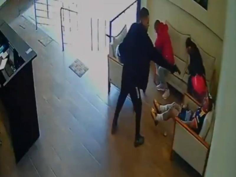 Momento en el que el sicario le dispara a Evandro Luiz Prudente.