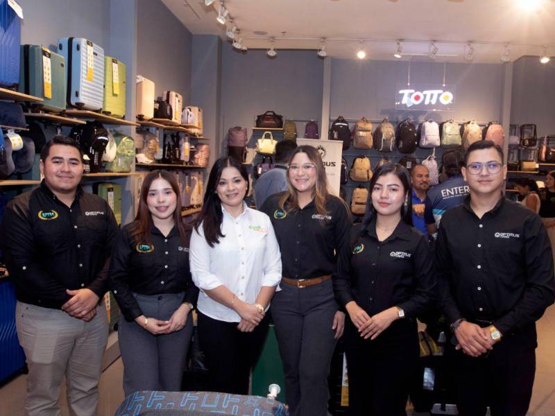 Representantes de UTH y Optimus Card durante el evento de la firma de alianza con Totto.