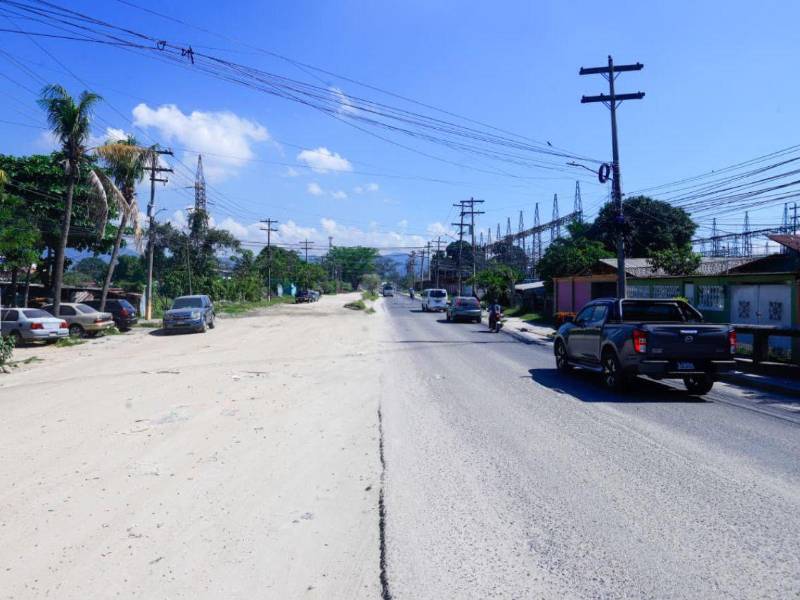 Conductores y peatones tendrán que seguir conviviendo con el polvo y el lodo pues no se incluyó de nuevo el proyecto en el presupuesto 2026.