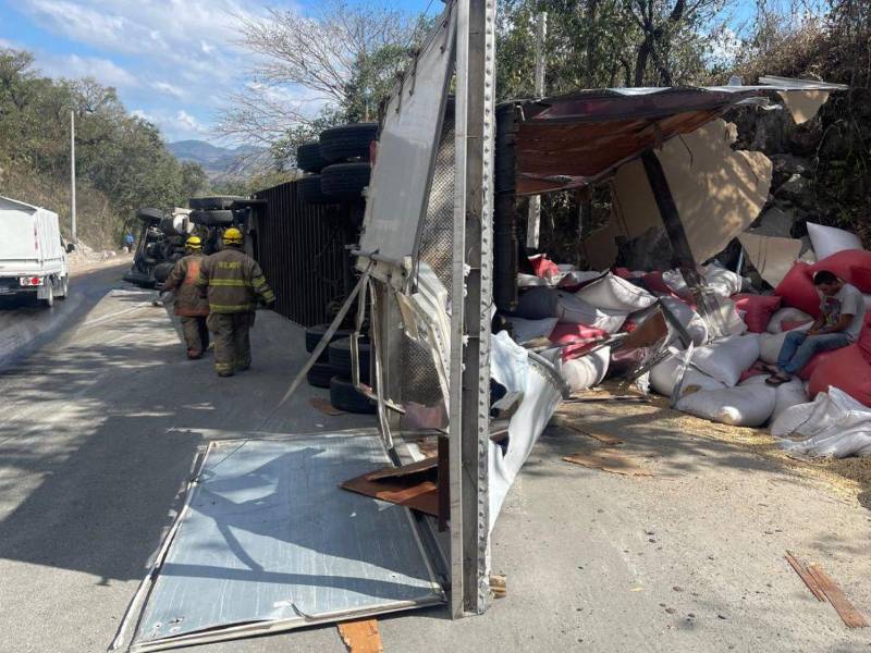 El choque entre rastra y camión provocó derrame de combustible en Copán.