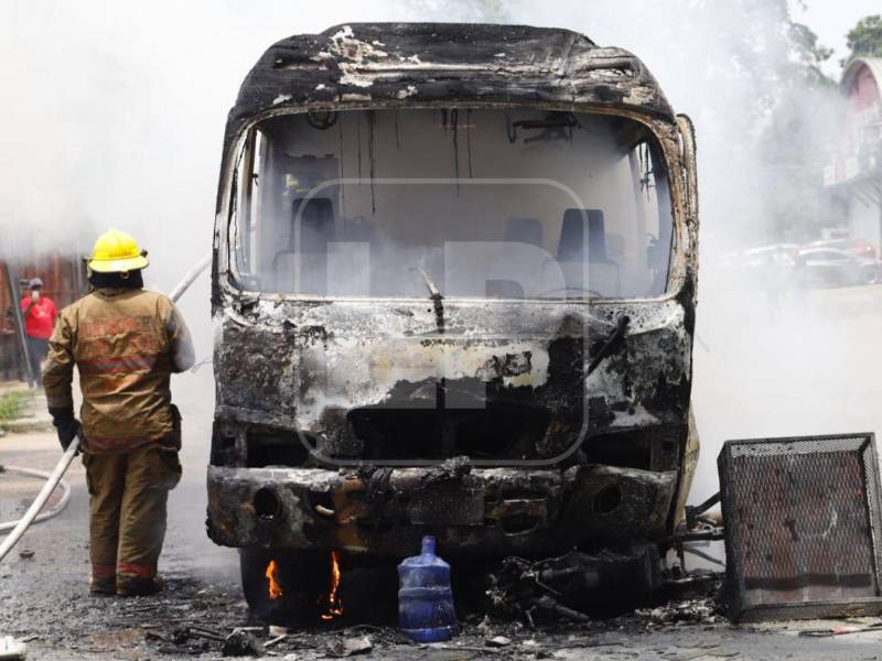 Un fuerte accidente de tránsito registrado este jueves en el barrio Barandillas, en San Pedro Sula, dejó como resultado un bus rapidito incendiado y un motociclista con graves quemaduras, generando alarma entre conductores y sampedranos que circulaban por la zona.