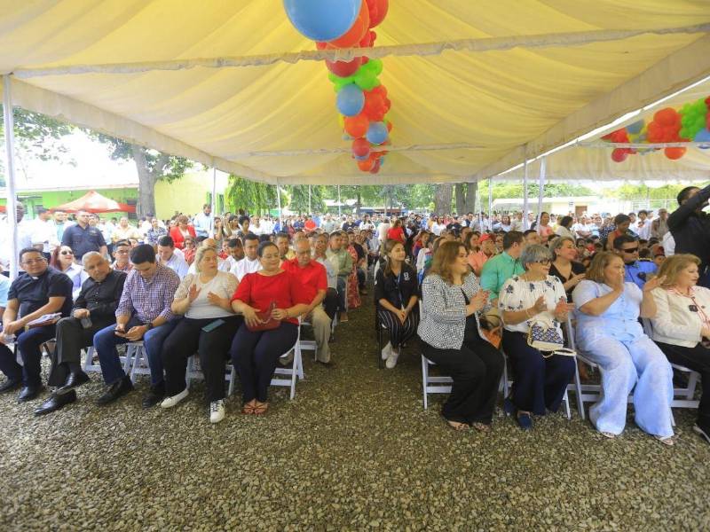 Invitados especiales durante la inauguración del comedor que funciona desde hoy en el barrio Las Palmas de San Pedro Sula.