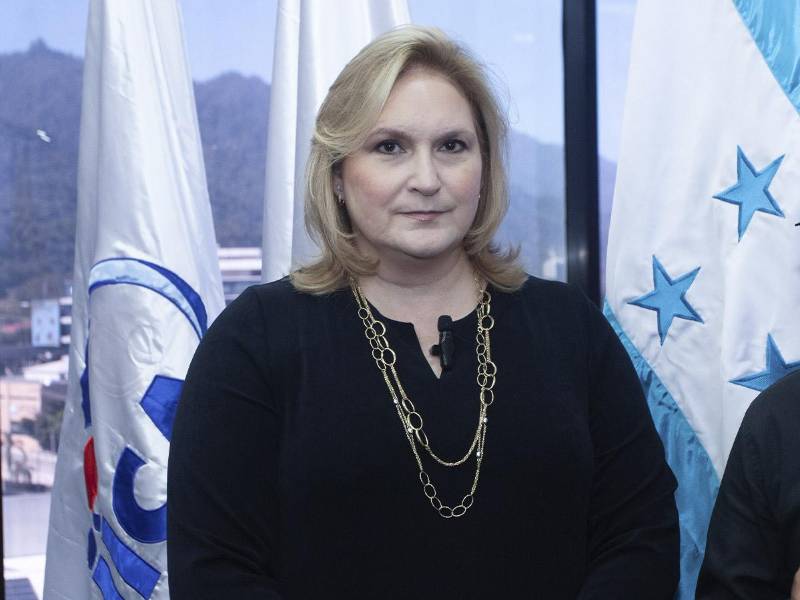 Selman-Housein, presidenta Ejecutiva de Banpaís, agradeció a los presentes por ser testigos de esta importante firma.