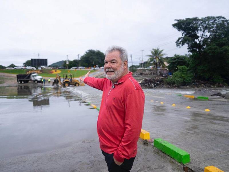 El alcalde Roberto Contreras supervisó la rehabilitación de los vados en la ciudad.