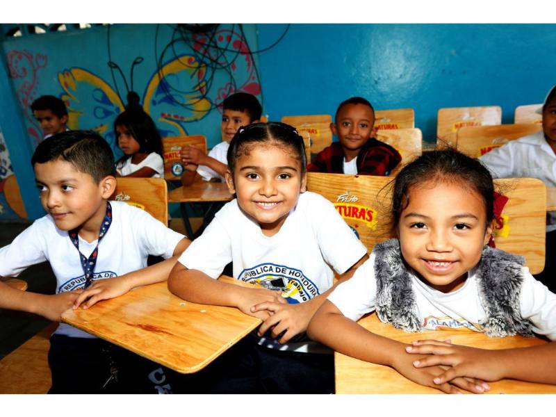 Frí...íto Natura´s transforma promoción en apoyo real con donación de pupitres