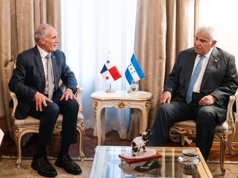Los presidentes de Panamá, José Raúl Mulino, y de Honduras, Nasry Asfura, durante la reunión bilateral en el Palacio de Las Garzas.