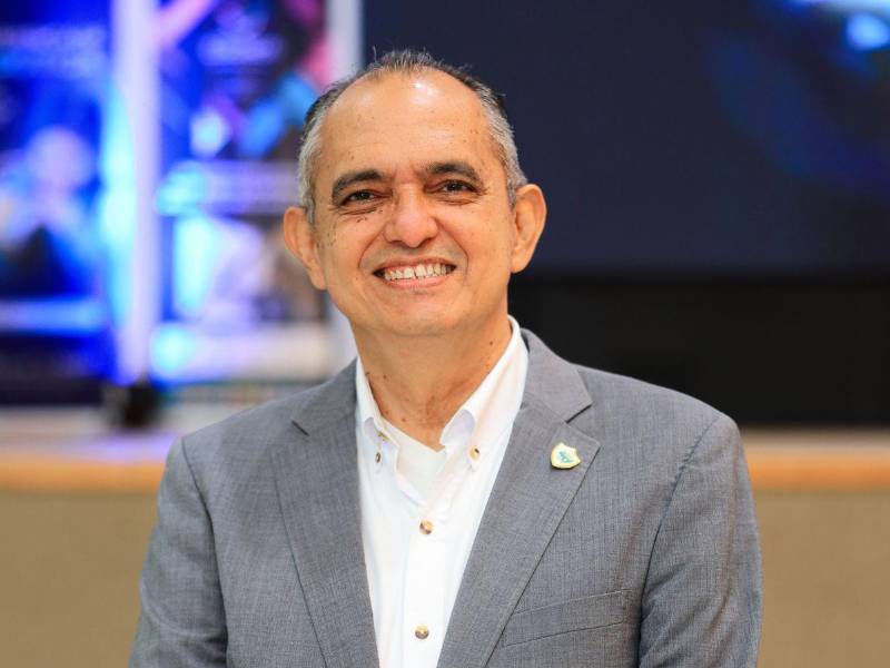 El rector de UTH Javier Mejía.