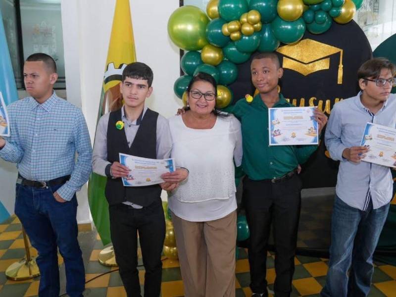 Los niños y jóvenes vieron premiado el esfuerzo, sacrificio y disciplina durante el año lectivo.