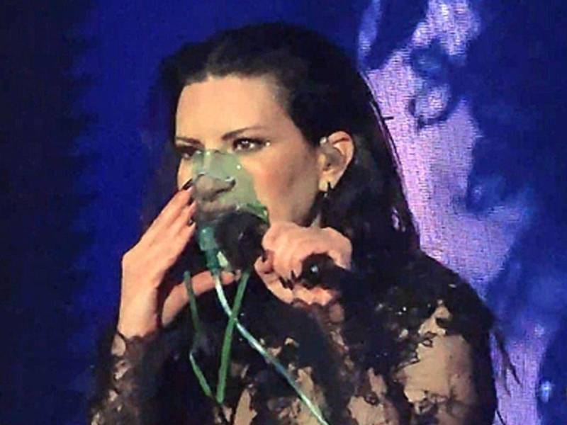 Laura Pausini, tuvo que ser atendida de manera inmediata por parte de su equipo de trabajo ya que presentó complicaciones para respirar y por lo mismo, le costó trabajo cantar, por lo que pidió ayuda de oxígeno, como era de esperar las imágenes se viralizaron y causaron preocupación entre los fanáticos de la intérprete de temas como “Se fue”.