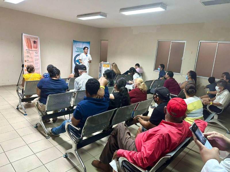Un joven imparte charla acerca del cáncer de piel en la Liga contra el Cáncer.