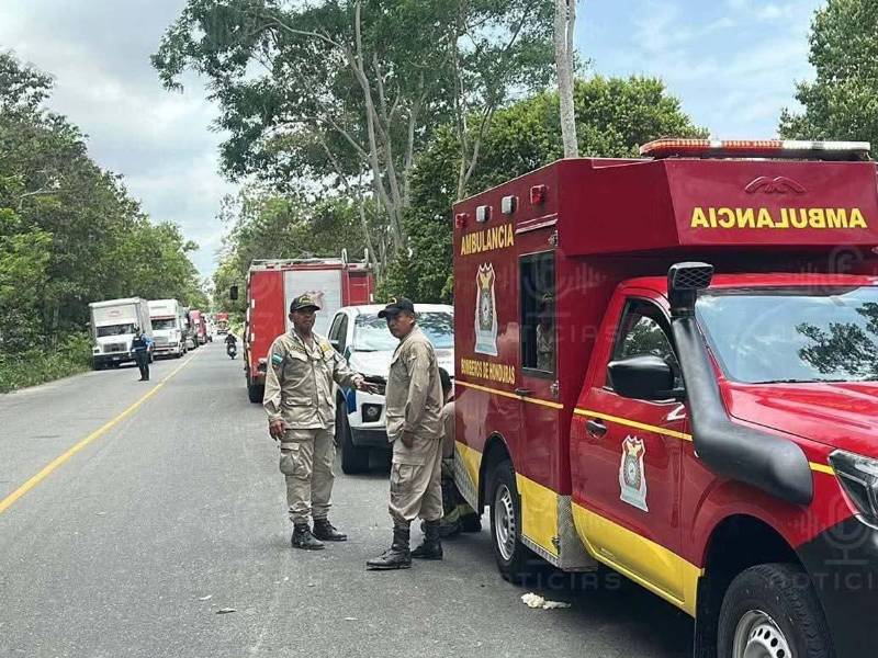 Elementos del Cuerpo de Bomberos atendieron la emergencia y auxiliaron a los heridos tras uno de los accidentes registrados en la carretera CA-13, en el sector de El Pino, Atlántida.