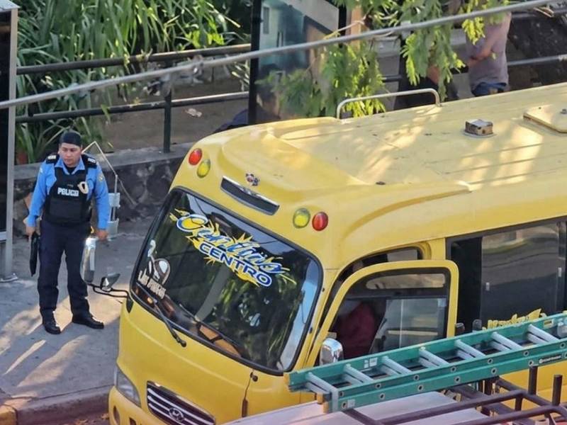 Unidad de transporte público donde fue asesinado a disparos su conductor en la calle Los Alcaldes, sector Las Torres, en Tegucigalpa.