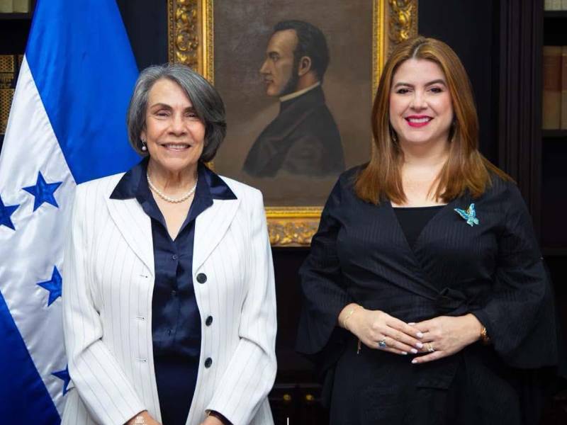 Cossette López Osorio y Mireya Agüero.