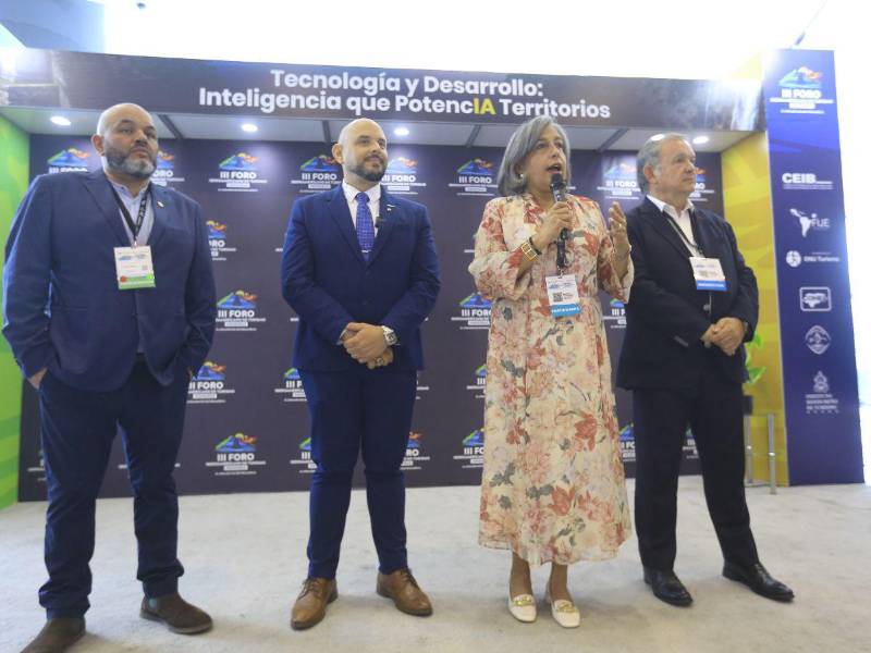 El presidente de Canaturh, Adolfo Pineda, el ministro de turismo, André Erhler, la presidenta del Cohep, Anabel Gallardo y Narciso Casado, Secretario Permanente del Consejo de Empresarios Iberoamericanos.