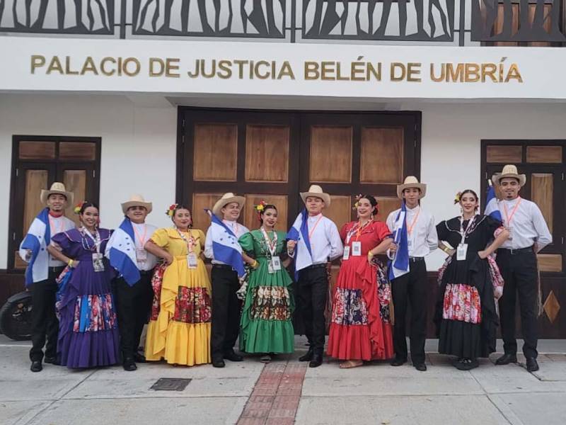 Los 12 integrantes del Ballet Folklórico Raíces Marcalinas sobrevivieron al terremoto que sacudió Colombia mientras se encontraban en un hotel.