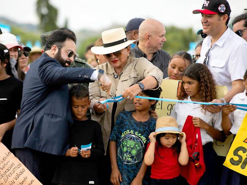 El presidente del Congreso Nacional, Luis Redondo y la presidenta Xiomara Castro cortan la cinta de inauguración del puente Bailey en la colonia Flor de Cuba.
