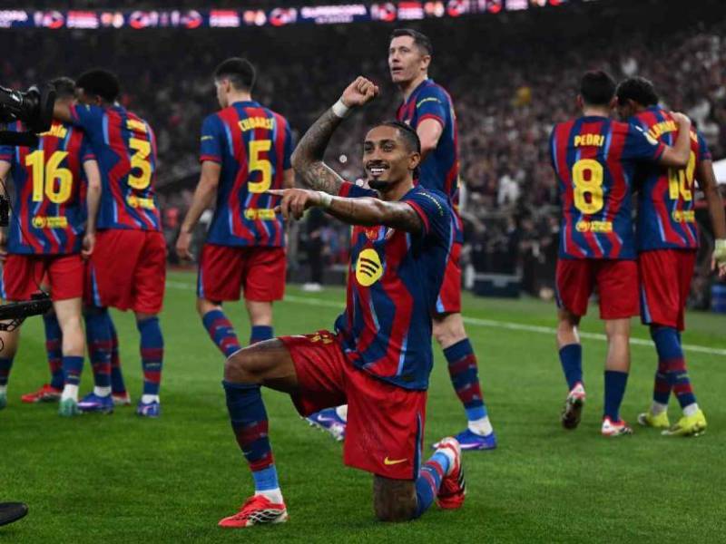 Raphinha lideró el triunfo del Barcelona sobre Real Madrid en la final de Supercopa.