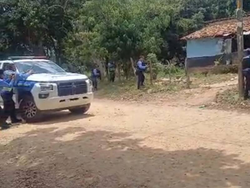 Video capta el momento en que policías y un civil se enfrentaron a balazos en una vivienda de la aldea El Tigre, Lepaguare, Juticalpa, Olancho.