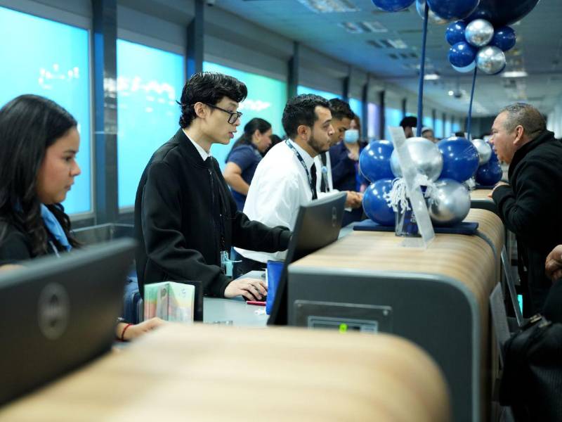 Viajeros realizan el proceso de chequeo en los mostradores de la aerolínea.