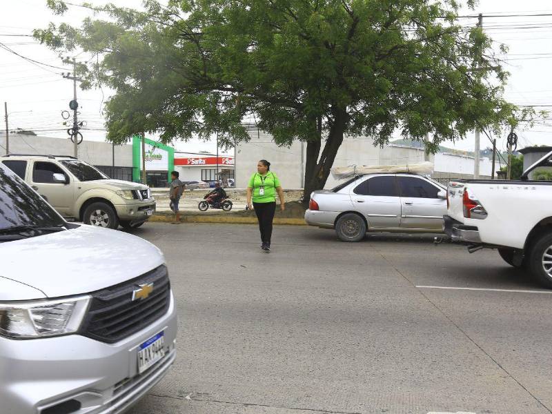 Marisol Jovel cruza el bulevar del Este todos los días para regresar a su casa.