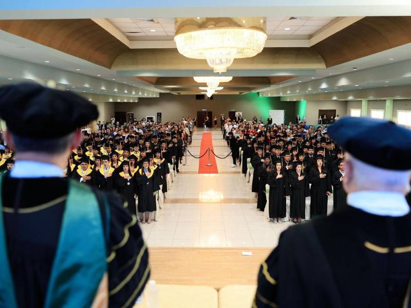 UTH da la bienvenida a 350 nuevos profesionales en ceremonia de graduación