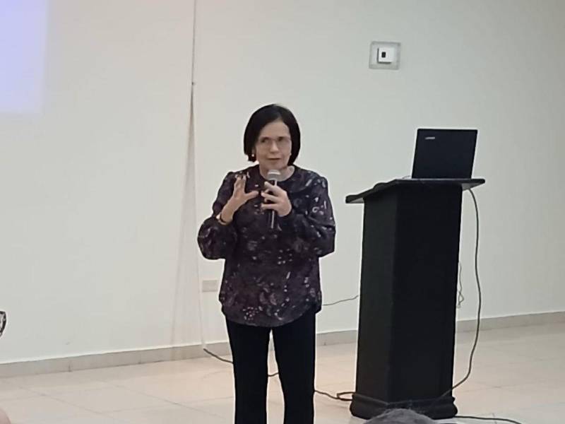 La ingeniera civil y ambientalista, Diana Betancourt, en la comparecencia donde expuso la temática y lo que representa para la ciudad.