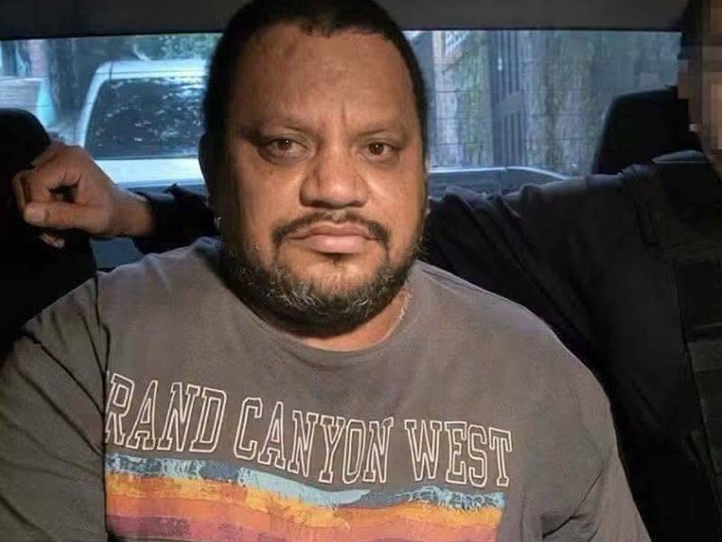 Melvin Cevallos, dirigente de los colectivos de Libre, fue detenido este martes y posteriormente recibió medidas sustitutivas a la prisión mientras enfrenta el proceso judicial por presuntos delitos electorales.