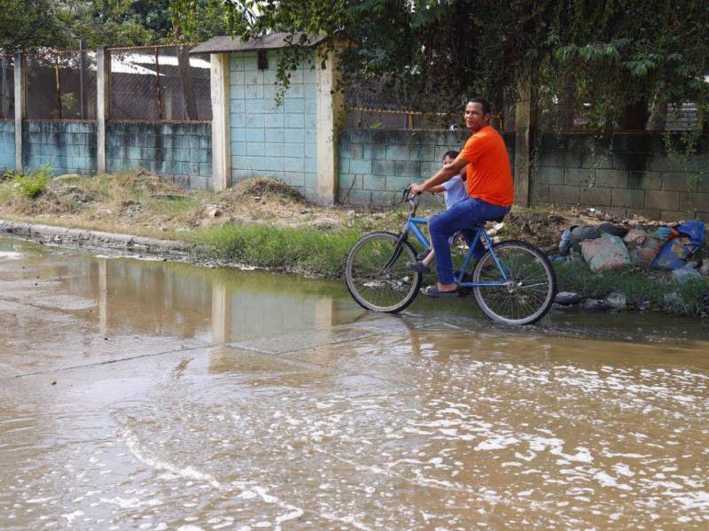 Muchos sampedranos transitan a diario entre aguas negras y residuales ante la falta de un plan de alcantarillado sanitario.