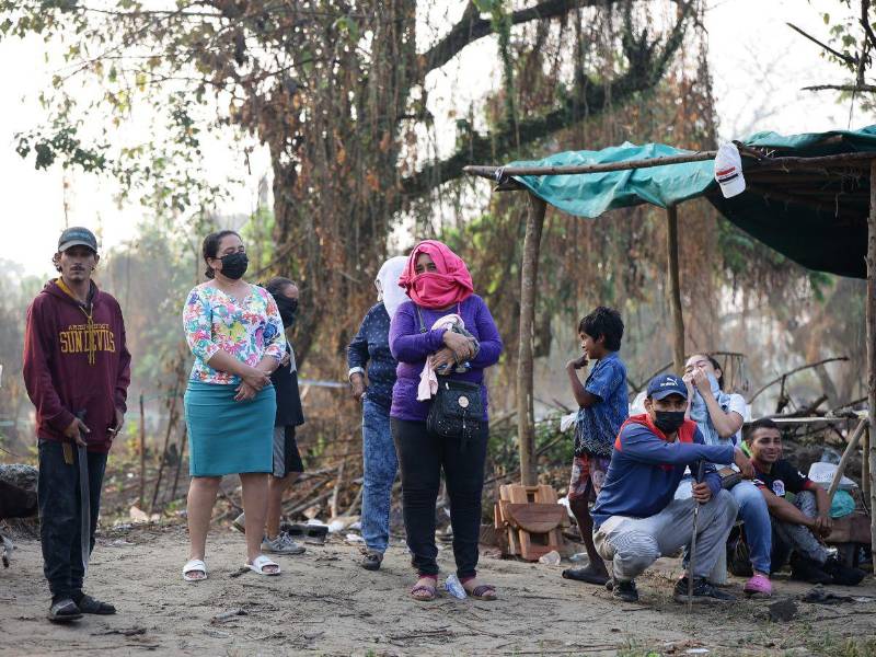 Estas personas estaban protestando porque iban a ser desalojados de un terreno por la policía.
