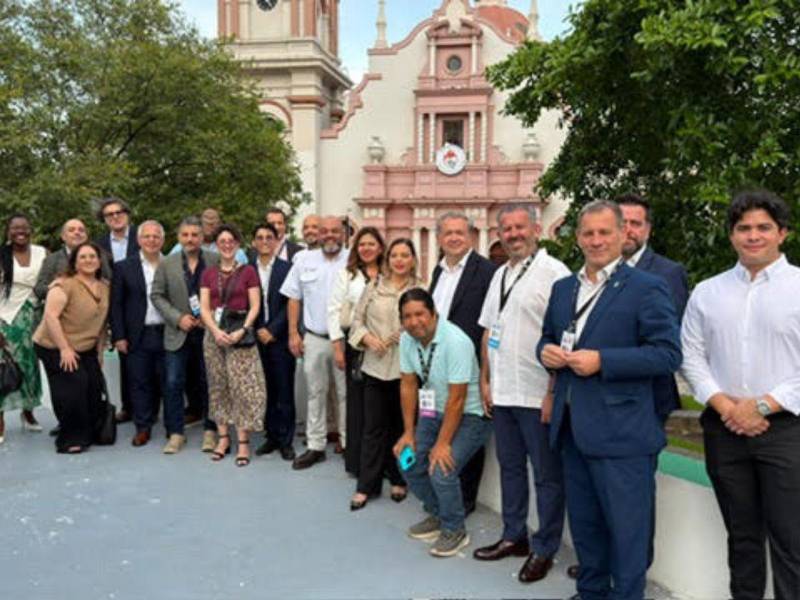 Los representantes de más de 20 países que participarán en el Foro durante una visita en el parque central de la capital industrial.