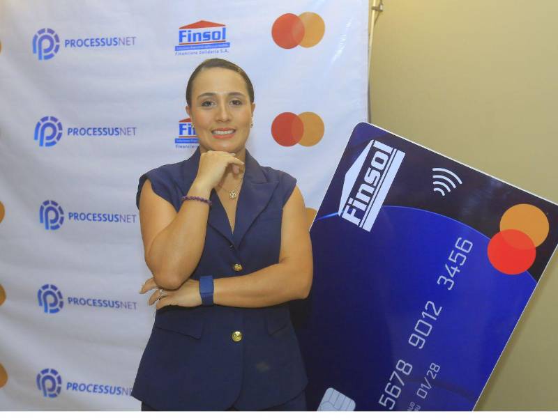 Luz Castillo, gerente de Operaciones y Tecnología e Innovación, detalló las medidas de seguridad digital implementadas en la tarjeta de débito.