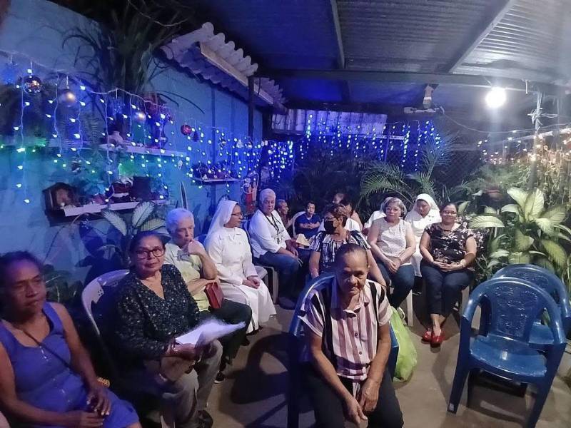 La gráfica muestra una convivencia durante la posada realizada en la comunidad católica de San Pablo.