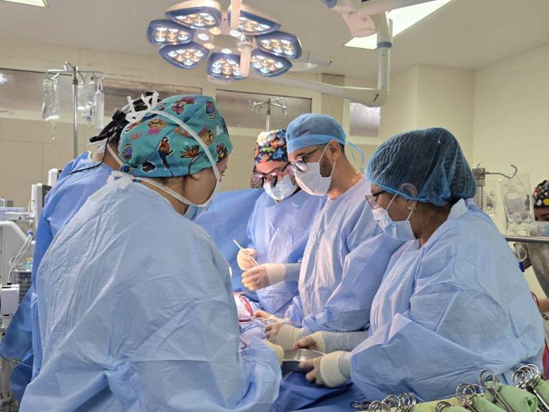 El equipo médico local y hospitales estadounidenses durante una de las cirugías.
