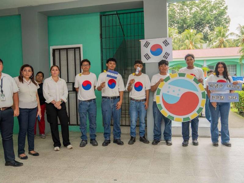 Los estudiantes del Honduras Corea recibieron al diplomático con agradecimiento por el apoyo.